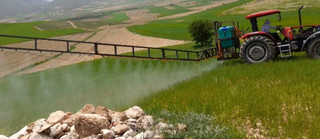 سمپاش پشت تراکتوری 800 لیتری آریا بوم برزه (شاهکار مهندسی برای مزارع شیبدار و ناهموار)